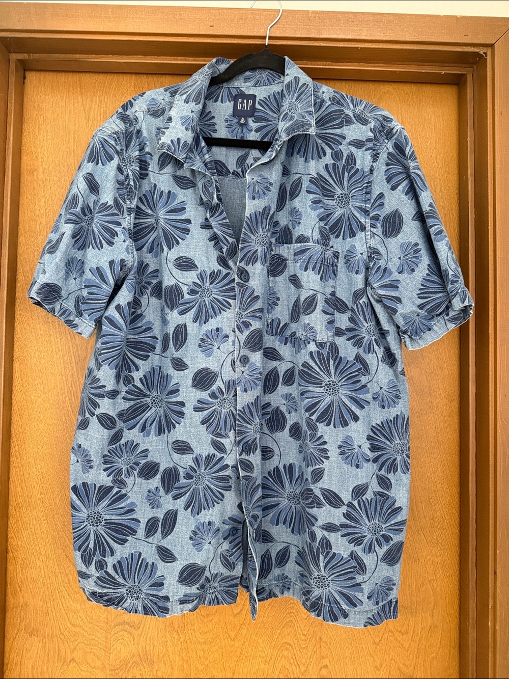 GAP Men's Light Blue Short-Sleeve Floral Button-Down Shirt